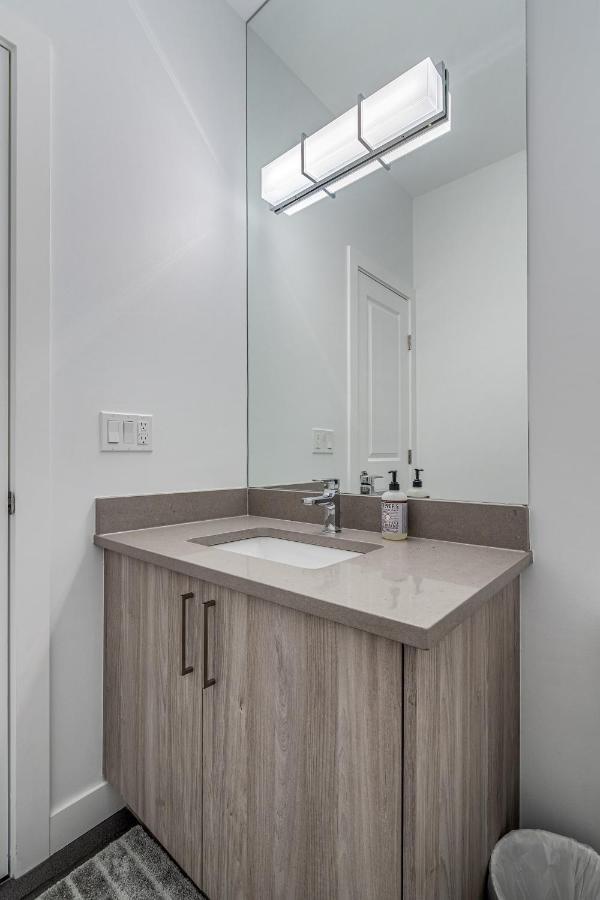 Contemporary Luxury 4 Bedroom House Near Downtown 卡加利 外观 照片