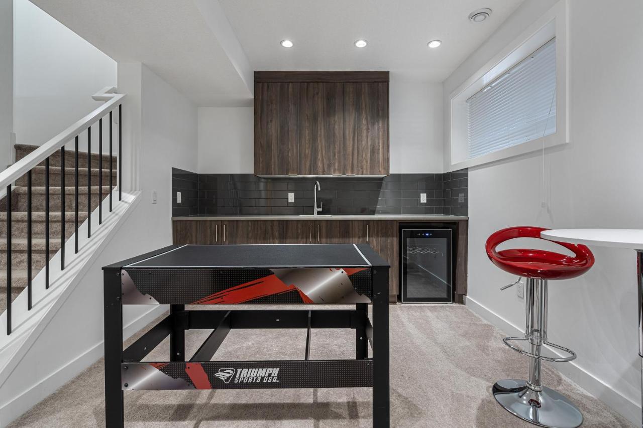 Contemporary Luxury 4 Bedroom House Near Downtown 卡加利 外观 照片