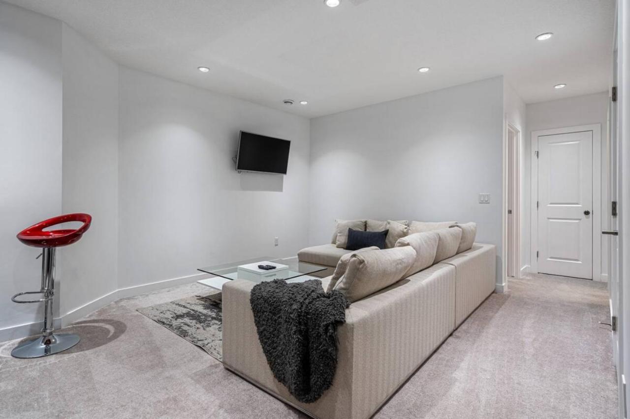 Contemporary Luxury 4 Bedroom House Near Downtown 卡加利 外观 照片